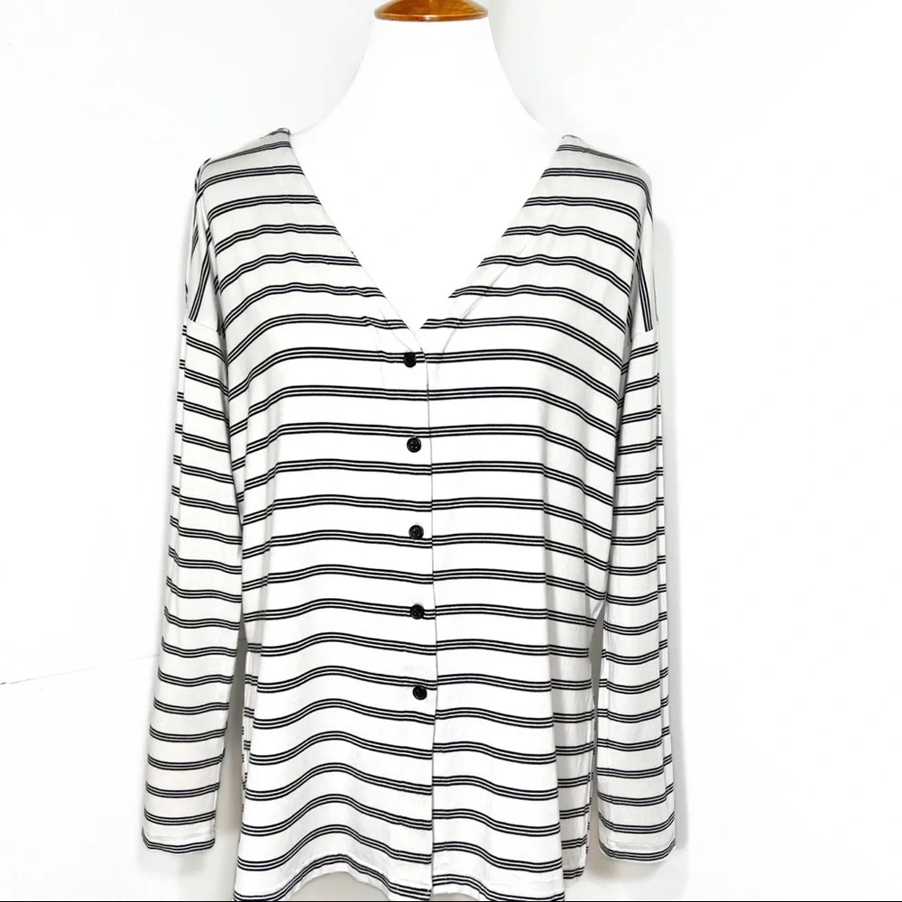 Cupcakes and Cashmere Black White Striped Split Hem Long Sleeve Buttondown Top - Picture 8 of 11